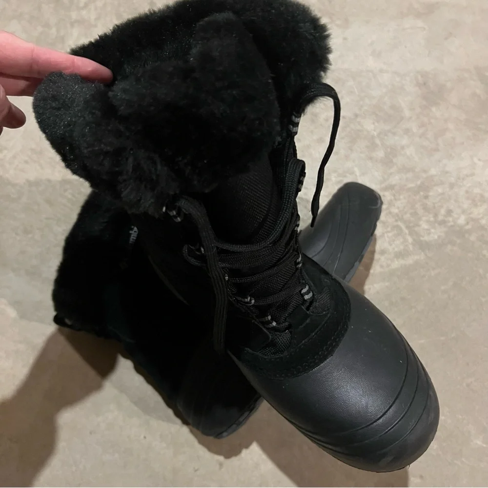 COLUMBIA Snow/Winter Boots in Black with Fur Lining